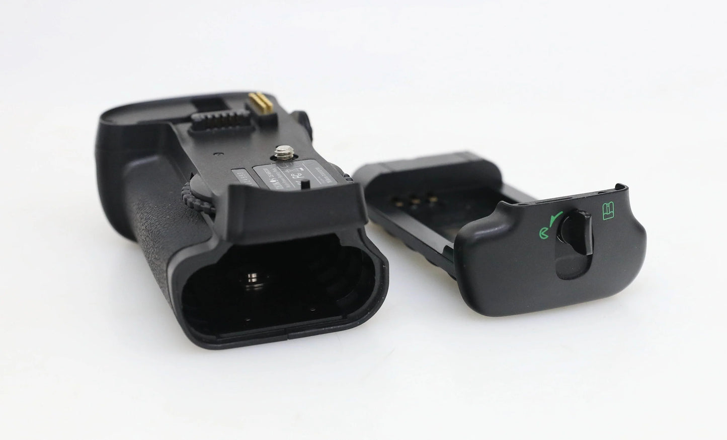 Zeiks Professional Multi-Power Battery Pack for Nikon D300/D300S/D700
