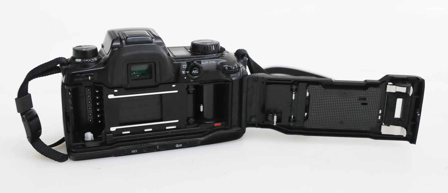 Minolta Maxxum 600si 35mm Film Camera with 28-100mm & 70-210mm Lenses and Flash