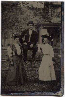 CIVIL WAR ERA OUTDOOR TINTYPE 3 WELL DRESSED PEOPLE