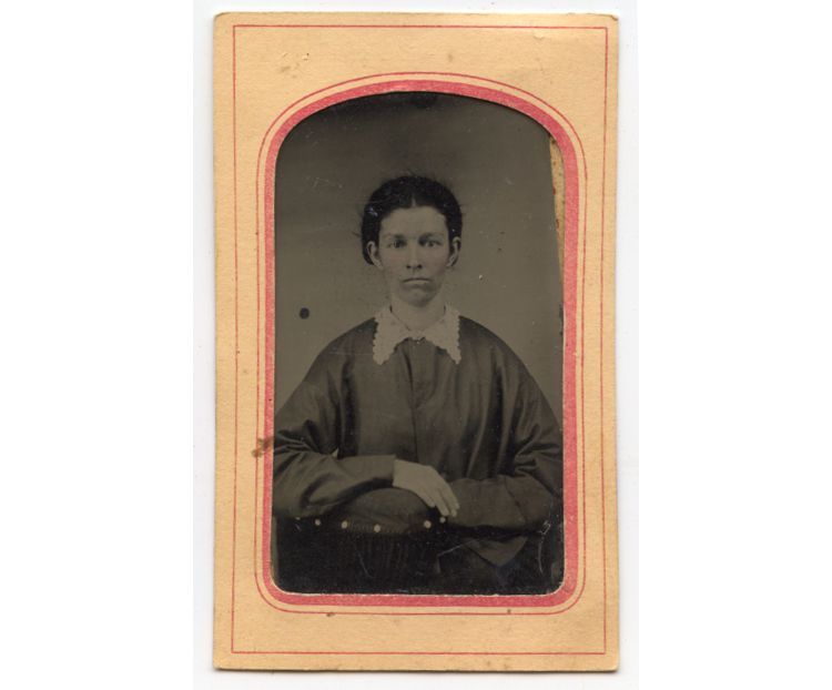 YOUNG LADY W/ LACE COLLAR 1/9 PLATE TINTYPE