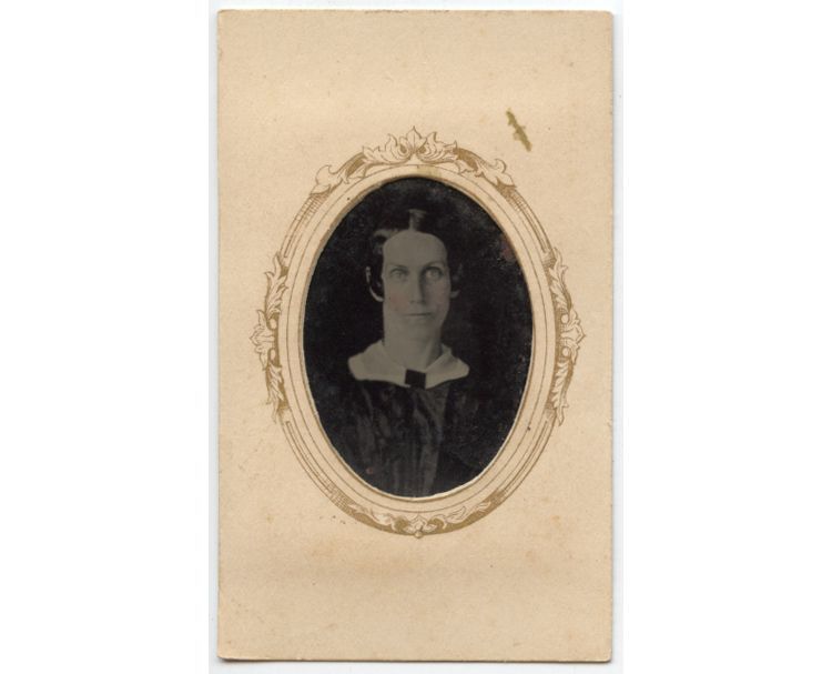 CIVIL WAR ERA TINTYPE LADY W/ DARK HAIR, LIGHT EYES AND TINTED CHEEKS